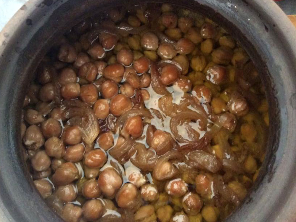 Recipe for traditional chickpeas soup in Sifnos